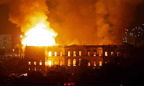 el Museo Nacional de Brasil devorado por el fuego Un incendio destruye el Museo Nacional de Brasil